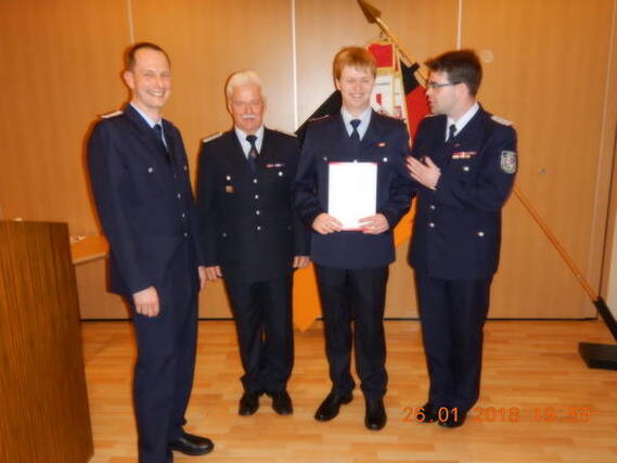 v.l. Ortswehrführer Jens Melchrick, Stadtbrandmeister Andreas Britze, Kamerad Jonas Lehmann und Vorsitzender Kreis&shy;feuerwehr&shy;verband Spree-Neiße e.V. Robert Buder