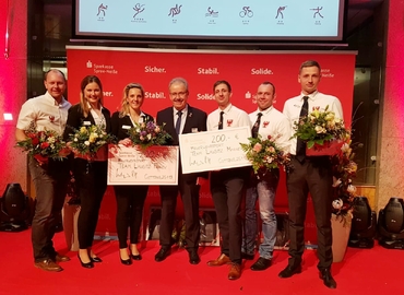 Glückwünsche wurden auch durch den Landrat des Landkreises Spree-Neiße, Harald Altekrüger übermittelt:
vlnr: Ronny Heppchen (FF Sacro), Nicole Paulick, Anja
Aldermann (beide FF Horno), Landrat Harald Altekrüger, René Frost (BF Cottbus), Tommy Paulick (FF Horno), Sebastian Melde (BF Cottbus)