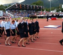 Die Feuerwehrsportlerinnen beim Einmarsch zur offiziellen Eröffnungsfeier im Stadion Lind