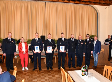 Die Kameraden Julius Jurack, David Mrosky, Benjamin Zimmermann (alle OW Stadt) sowie Peter Friesen (OW Mulknitz) wurden mit dem Ehrenzeichen des Kreis&shy;feuerwehr&shy;verbandes Spree-Neiße e.V. gewürdigt.