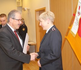 Anerkennung übermittelt Landrat Harald Altekrüger an Kamd. Ines Kling