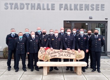 Die Vorsitzenden der Kreis- und Stadtfeuerwehrverbände schenken Werner-Siegwart Schippel eine Bank