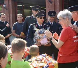 Geschenke für die Kidsfeuerwehr anlässlich 15 Jahre Kinderfeuerwehr Forst (Lausitz)