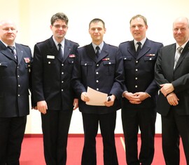 Beförderung zum Gruppenführer und Ernennung zum Gruppenführer: (von links) Kreisbrandmeister Stefan Grothe, Robert Buder, Vorsitzender des Kreis&shy;feuerwehr&shy;verbandes SPN, Rainer Bähr, Stadtwehrführer Rico Nowka und Bürgermeister Fred Mahro
