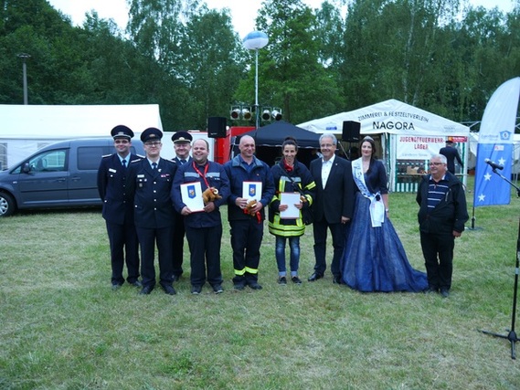 Sven Wochnik, Benjamin Böhm und Susanne Ragotzky nach ihrer Auszeichnung mit dem Ehrenzeichen des Kreis&shy;feuerwehr&shy;verbandes e.V.