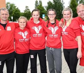 Die Lausitzer Feuerwehrsportlerinnen mit ihrem Trainer Reik Lehmann (l) und Physiotherapeut Ronny Heppchen