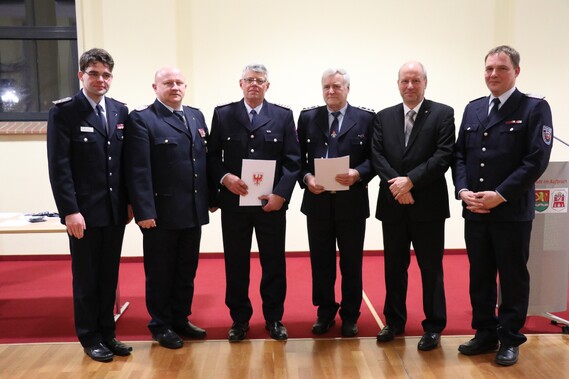 Ehrung für 40 Dienstjahre mit der Medaille für treue Dienste in Gold: (von links) Robert Buder, Vorsitzender des Kreis&shy;feuerwehr&shy;verbandes SPN,
Kreisbrandmeister Stefan Grothe, Hans Martin Schneider, Jörg Glockann,
Bürgermeister Fred Mahro und Stadtwehrführer Rico Nowka