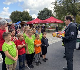 Gastwehr übergibt Geschenk an Kinderfeuerwehr anlässlich 15 Jahre Feuerwehr Wichtel