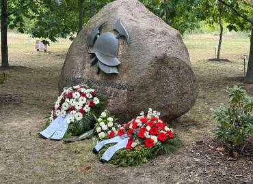 Gedenkstein mit Kranzniederlegung