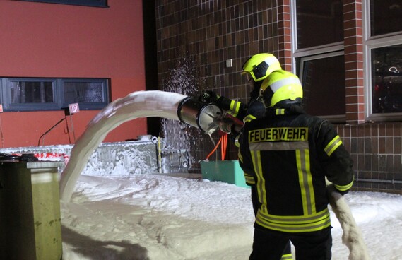 Spremberger Kameraden üben den Schaumangriff bei der Werkfeuerwehr LEAG