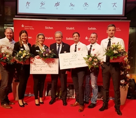 Glückwünsche wurden auch durch den Landrat des Landkreises Spree-Neiße, Harald Altekrüger übermittelt:
vlnr: Ronny Heppchen (FF Sacro), Nicole Paulick, Anja
Aldermann (beide FF Horno), Landrat Harald Altekrüger, René Frost (BF Cottbus), Tommy Paulick (FF Horno), Sebastian Melde (BF Cottbus)