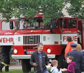 Vorführung einer Menschrettung aus einem brennenden Gebäude der Ortswehr Groß Bademeusel