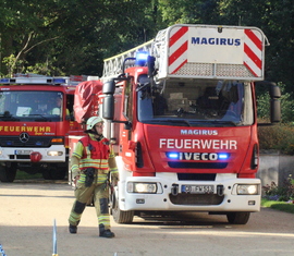 Anfahrt Hubretter zur Übung im Park Branitz