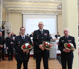 Stefan Kothe (Mitte) bleibt weiterhin der Kreis&shy;jugend&shy;feuerwehrwart und wird vertreten durch Enrico Schulze (links) und Frank Kalisch (rechts).