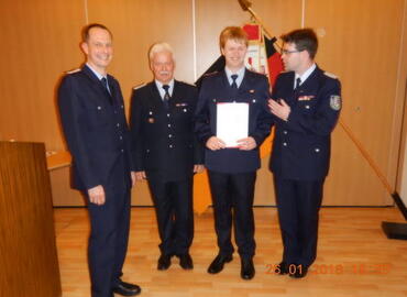 v.l. Ortswehrführer Jens Melchrick, Stadtbrandmeister Andreas Britze, Kamerad Jonas Lehmann und Vorsitzender Kreis&shy;feuerwehr&shy;verband Spree-Neiße e.V. Robert Buder