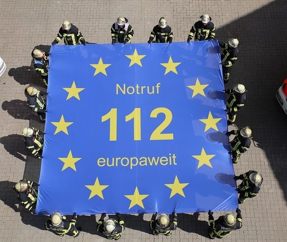 Die 112 im Sternenkranz der europäischen Flagge, ist ein gutes Symbol für den Euronotruf. Jeder einzelne der zwölf Sterne in der Flagge zeigt
mit einer Spitze nach oben und zwei Spitzen müssen nach unten zeigen.
(Quelle: Europe Direkt)