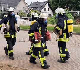 Unter Aufsicht musste eine gewisse Strecke mit den Schläuchen absolviert werden