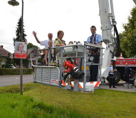 Lothar Hopka mit Familie zu einem Fahrt mit dem Teleskopmast zum genießen der Aussicht.