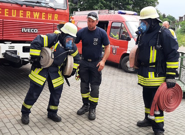 Schläuche schleppen unter Atemschutz ist eine Belastung, die Feuerwehrleute fast schon gewohnt sind