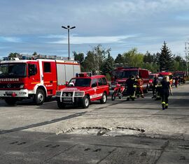 Wipfel-BRAND 2025, Samstag, Erste Brandschutz Einheiten treffen am Meldekopf Nord ein