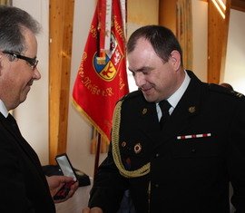Für Verdienste bei der grenzüberschreitenden Zusammenarbeit wird durch Landrat Harald Altekrüger, der Polnische Kamerad Maksymitlian Koperski geehrt