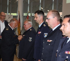 Dezernent Carsten Billing und LFV-Präsident Rolf Fünning zeichnen die Kameraden Robert Pult (OW Döbern), Gerd Kaufmann (OW Groß Schacksdorf), Jörg Baumgart (OW Forst-Mitte) und Frank Mehlow (OW Sacro) mit der Ukraine-Medaille aus