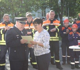 Hauptamtsleiterin Martina Rentsch übergibt Reiner Roblick seine Entlassungsurkunde