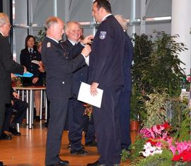 SBM Falk Skorna erhält das Feuerwehr-Ehrenkreuz des LFV-BB