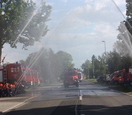 Die Jugendfeuerwehr sorgt für einen Wassertunnel