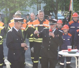 Jürgen Rehnus übergibt seinem Nachfolger Steffen Theiler symbolisch Schlüssel, Funkgerät und Dienst-Handy