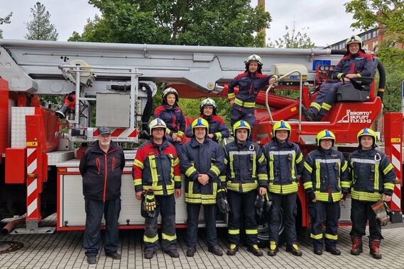 Gruppenfoto vor dem Bronto