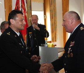 Piotr Radny und Claus Semisch, bei erhielten das Ehrenzeichen des Kreis­feuerwehr­verbandes