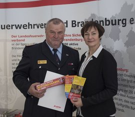Rettungsgasse dank Lottomitteln: Anja Bohms, Geschäftsführerin der Land Brandenburg Lotto GmbH, überreichte die Aktionsartikel symbolisch an Präsident Werner-Siegwart Schippel.