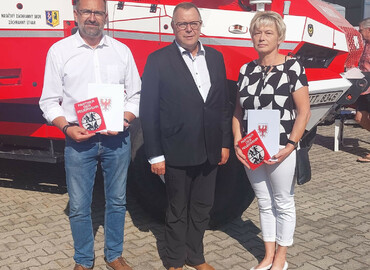 Innenminister Michael Stübgen (Mitte) mit den beiden Geschäftsführern Diana Schutte und Frank Steckling