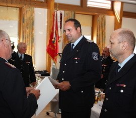 Mit dem Feuerwehr-Ehrenkreuz des Deutschen Feuerwehrverbandes in Bronze werden durch Manfred Gerdes die Kameraden Falk Skorna und Ulrich Fehling ausgezeichnet