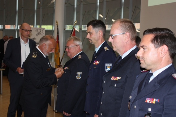 Dezernent Carsten Billing und LFV-Präsident Rolf Fünning zeichnen die Kameraden Robert Pult (OW Döbern), Gerd Kaufmann (OW Groß Schacksdorf), Jörg Baumgart (OW Forst-Mitte) und Frank Mehlow (OW Sacro) mit der Ukraine-Medaille aus