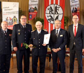 Das Ehrenzeichen im Brand- und Katastrophenschutz des Landes Brandenburg Sonderstufe Gold als Steckkreuz ging an Ehrenkreisbrandmeister Wolfhard Kätzmer.